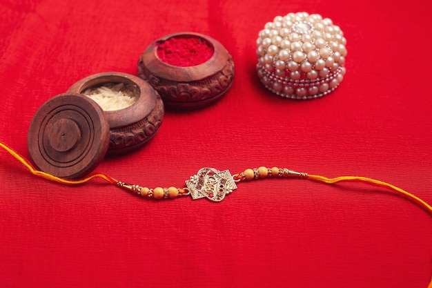 Festival indio Raksha Bandhan Una muñequera tradicional india con fondo rojo