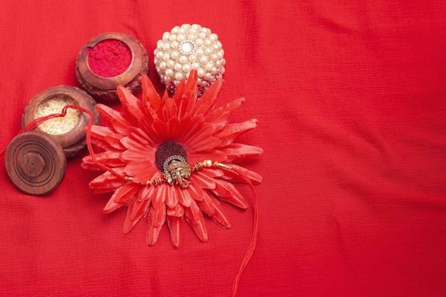 Festival indio Raksha Bandhan Una muñequera tradicional india con fondo rojo