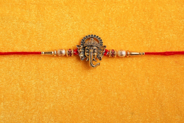 Festival indio Raksha Bandhan Una muñequera tradicional india que es un símbolo del amor entre hermanos y hermanas