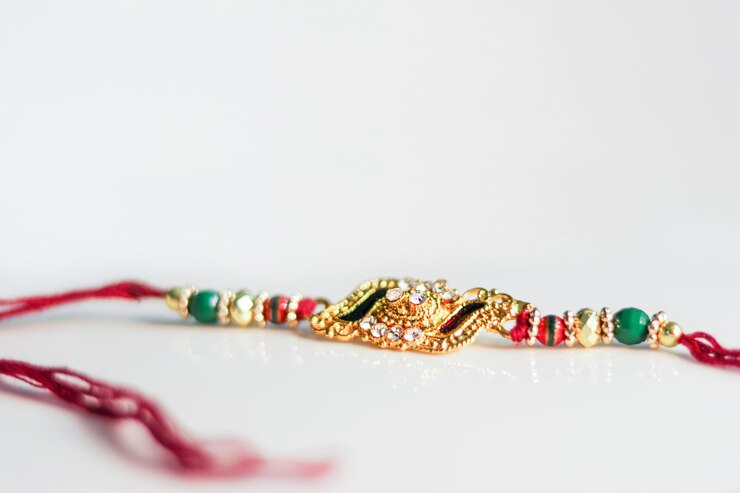 Festival indio Raksha Bandhan Una pulsera tradicional india que es un símbolo de amor