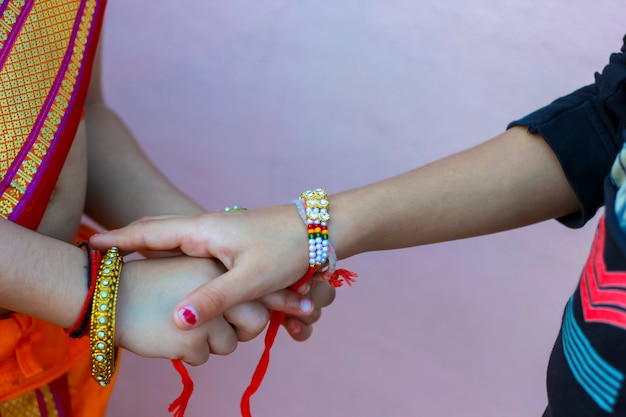 Foto festival indio raksha bandhan, rakhi en mano