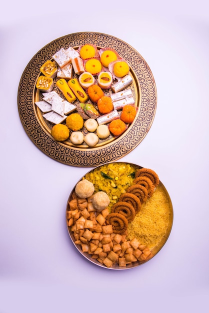 Festival indio surtido de alimentos dulces o mithai sobre fondo blanco.