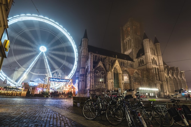 Festival de invierno de Gante cerca de la iglesia de San Nicolás