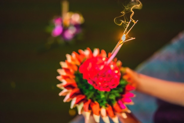 Festival Loy Krathong As pessoas compram flores e velas para acender e flutuar na água para celebrar o festival Loy Krathong na Tailândia