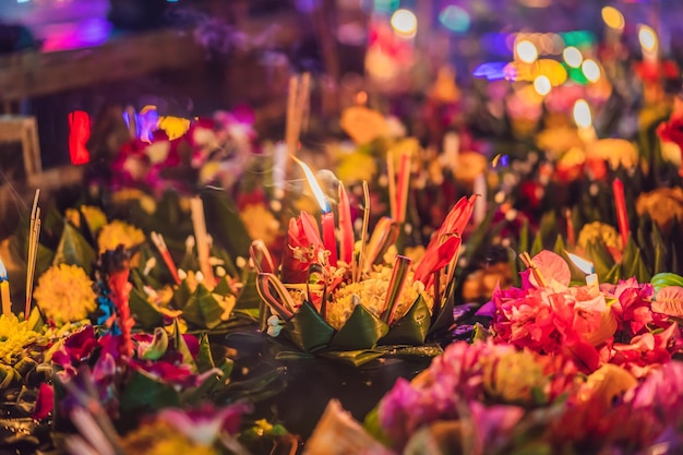 Foto festival loy krathong as pessoas compram flores e velas para acender e flutuar na água para celebrar o festival loy krathong na tailândia