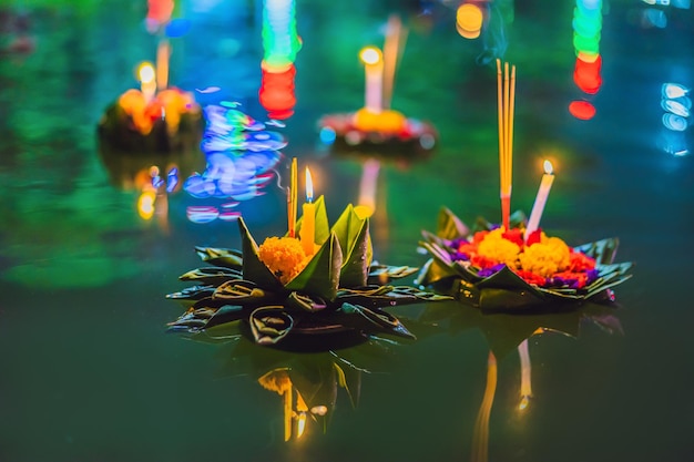 Festival loy krathong as pessoas compram flores e velas para acender e flutuar na água para celebrar o festival loy krathong na tailândia