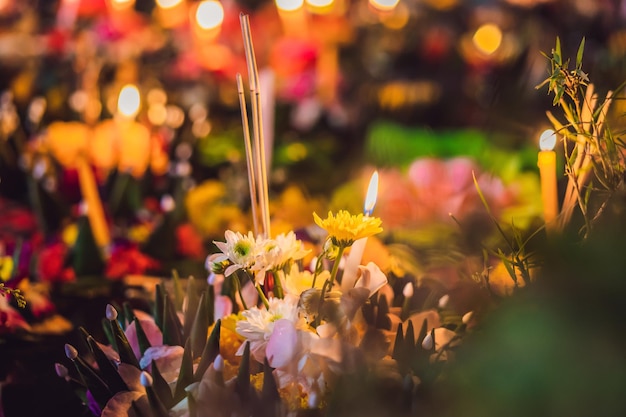 Festival Loy Krathong As pessoas compram flores e velas para acender e flutuar na água para celebrar o festival Loy Krathong na Tailândia