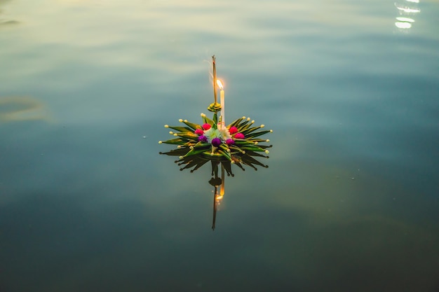 Festival Loy Krathong La gente compra flores y velas para encender y flotar en el agua para celebrar el festival Loy Krathong en Tailandia