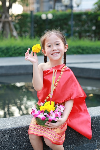 Festival de Loy Krathong, niña asiática con vestido tradicional tailandés