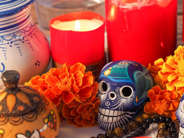 Festival de otoño tradicional mexicano español día de muertos cráneo típico mexicano con flores pintadas sobre decoraciones de fondo de madera y flores de caléndula