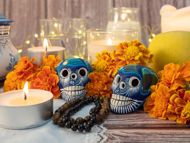 Festival de otoño tradicional mexicano español día de muertos cráneo típico mexicano con flores pintadas sobre decoraciones de fondo de madera y flores de caléndula