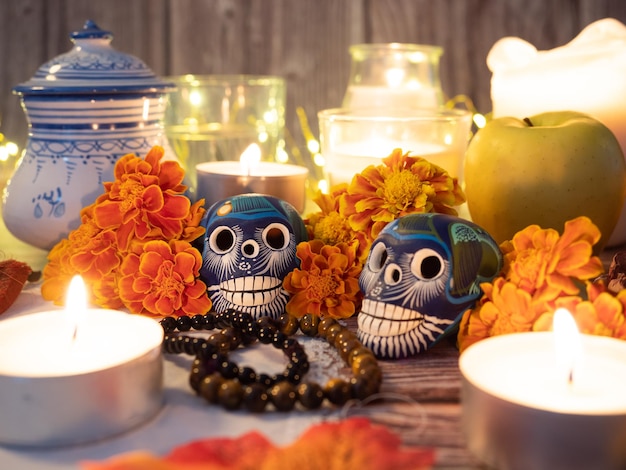 Festival de otoño tradicional mexicano español día de muertos cráneo típico mexicano con flores pintadas sobre decoraciones de fondo de madera y flores de caléndula