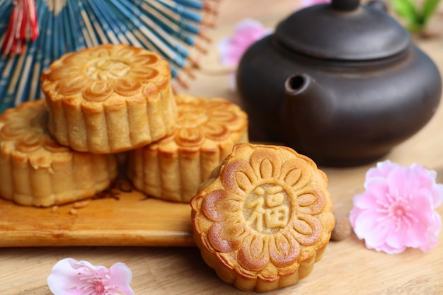 festival de pastel de luna con té caliente