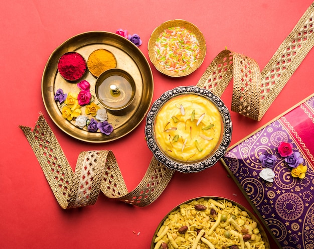 Festival Raksha bandhan: Rakhi conceptual hecho con Shrikhand en un cuenco con banda y Pooja Thali. Una pulsera tradicional india que es un símbolo del amor entre hermanos y hermanas.