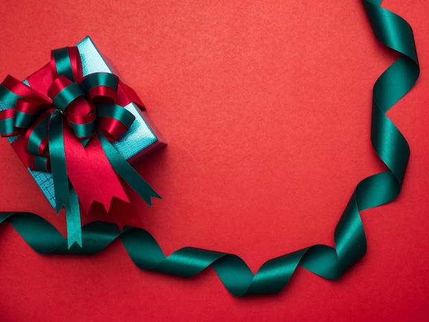 Festival de San Valentín Caja de regalo de año nuevo con cinta roja Fondo rojo para crear espacio de copia de idea