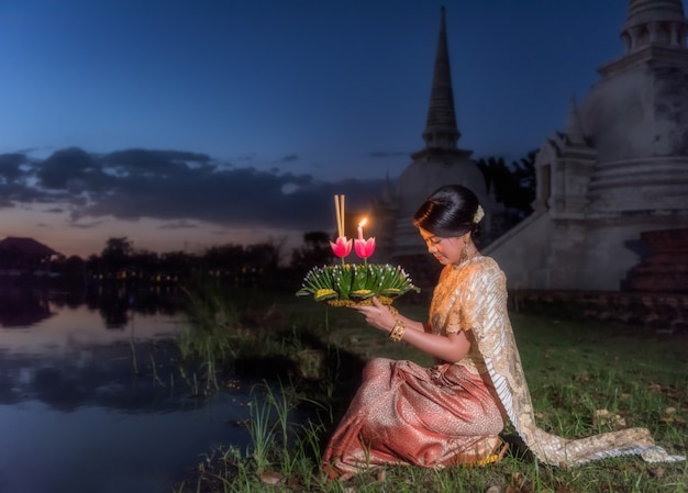 Festival tradicional de Loy Krathong, tailandês mulher segurar kratong, Tailândia