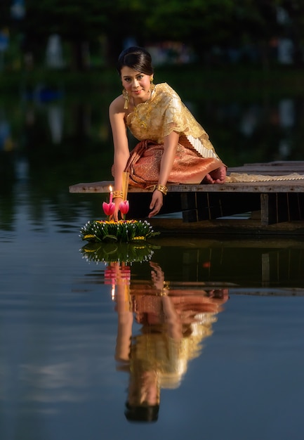 Festival tradicional de Loy Krathong, mujer tailandesa mantenga kratong, Tailandia