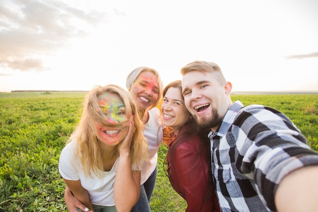 Festival- und Technologiekonzept - Gruppe von Freunden, die Selfies oder Selbstbilder mit dem Handy oder machen