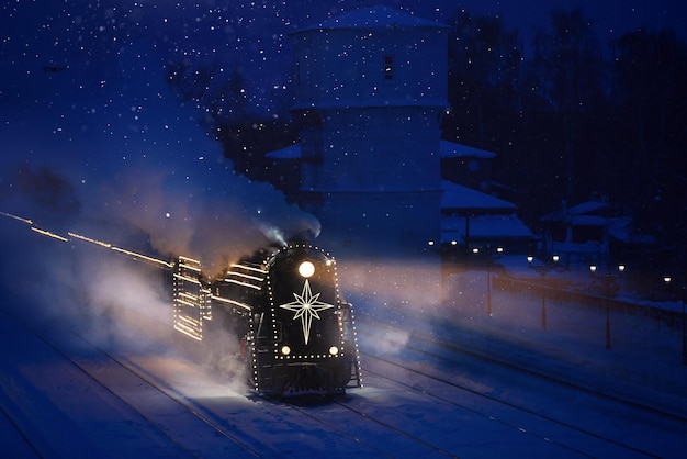 festivamente decorado con luces retro tren navideño sobre rieles, nevado