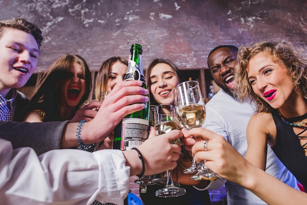 Foto festive people clinking glasses