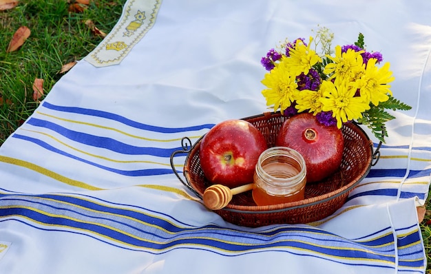 Festividad judía año nuevo judío rosh hashana manzanas miel y granadas sobre un fondo de madera oscura