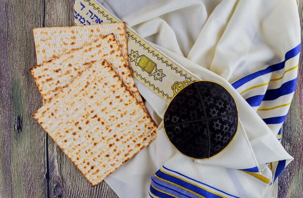 Festividad judía. Bodegón con vino y pan de Pascua.