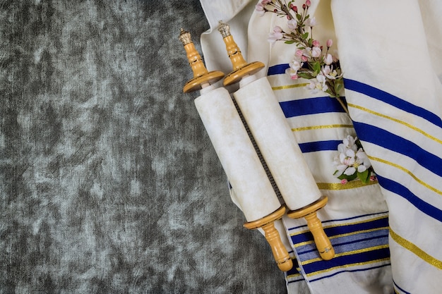 Festividades judías, durante los elementos de oración kippa con un mantón de oración talit en la torá en una sinagoga