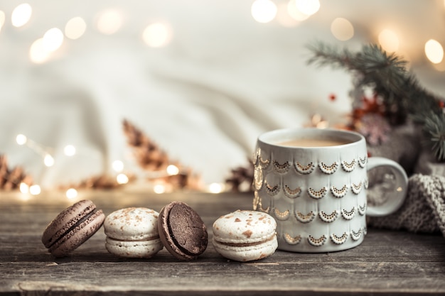 Festivo com Taça e sobremesa de biscoito em madeira com luzes e decoração festiva. Aconchego e conforto em casa