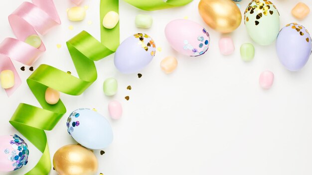 Foto festivo feliz fundo de páscoa com ovos decorados flores doces e fitas em cores pastel em branco copiar espaço