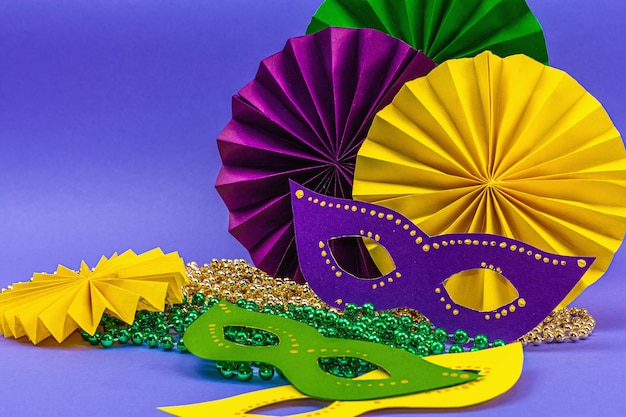 Festivo Mardi Gras masquerade fondo violeta Fat Tuesday carnaval máscaras perlas decoración tradicional