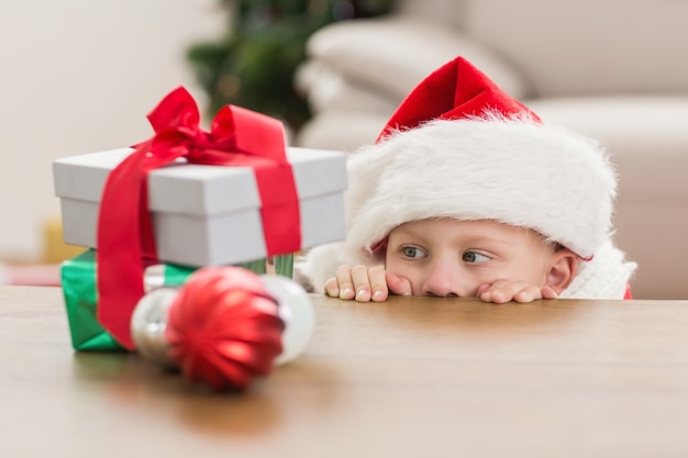 Festivo niño mirando regalos