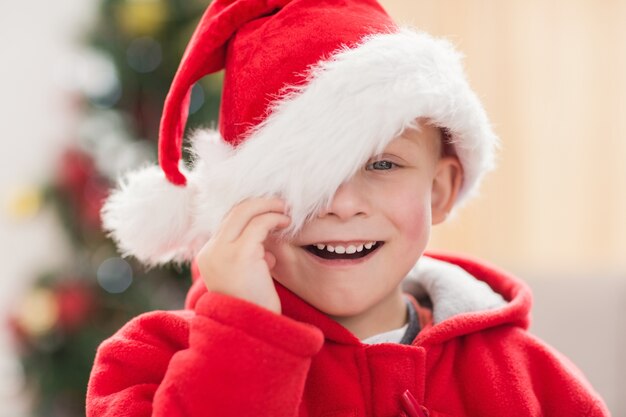 Festivo niño sonriendo a la cámara