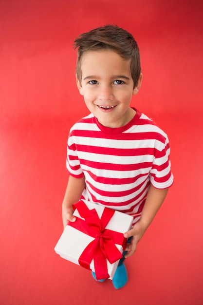 Foto festivo niño sosteniendo un regalo