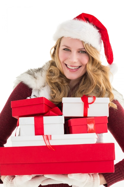 Festivo rubia con pila de regalos sobre fondo blanco