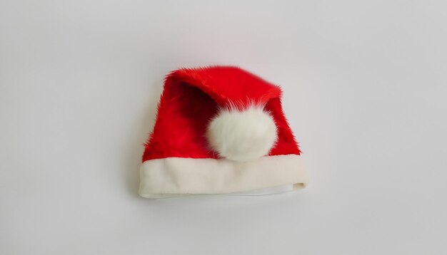 Un festivo sombrero de Papá Noel rojo y blanco aislado sobre fondo blanco.