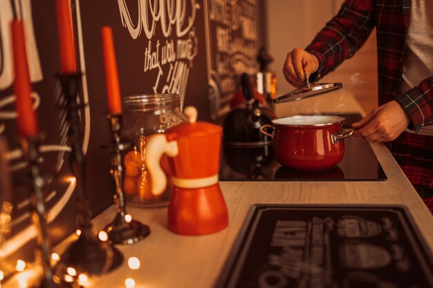 Festlich dekoriertes Weihnachtsessen in der Küche