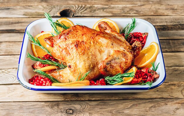 Festlich gebratenes Hähnchen mit Granatapfel und Orange