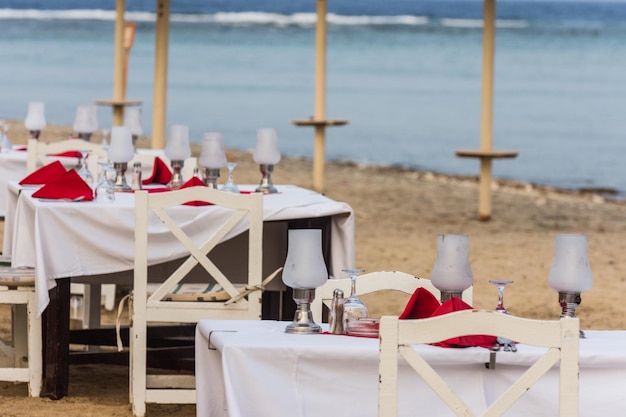 Festlich gedeckte Tische am Strand in der Nähe des Meeresdetails