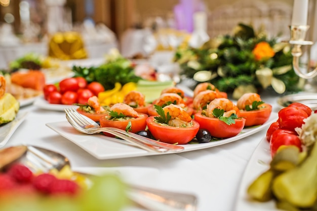 Festlich gedeckter Tisch, Familienessen im Restaurant