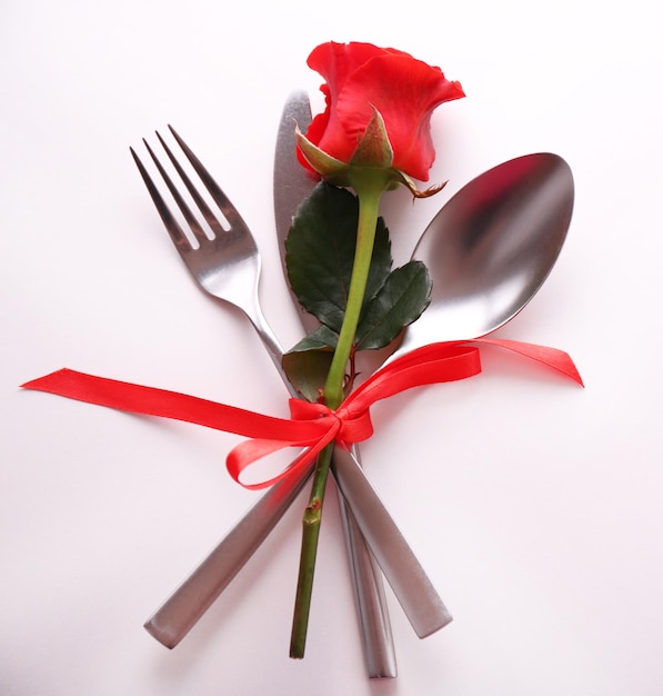 Festlich gedeckter Tisch zum Valentinstag