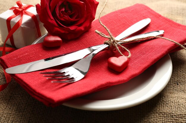 Festlich gedeckter Tisch zum Valentinstag