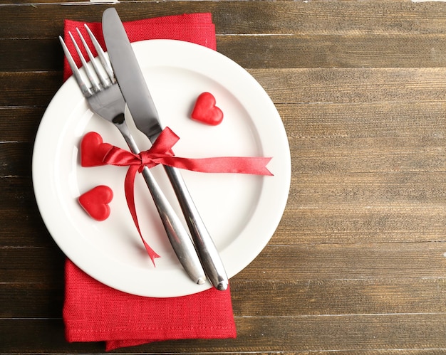 Festlich gedeckter Tisch zum Valentinstag