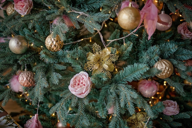 Festlich geschmückter Weihnachtsbaum