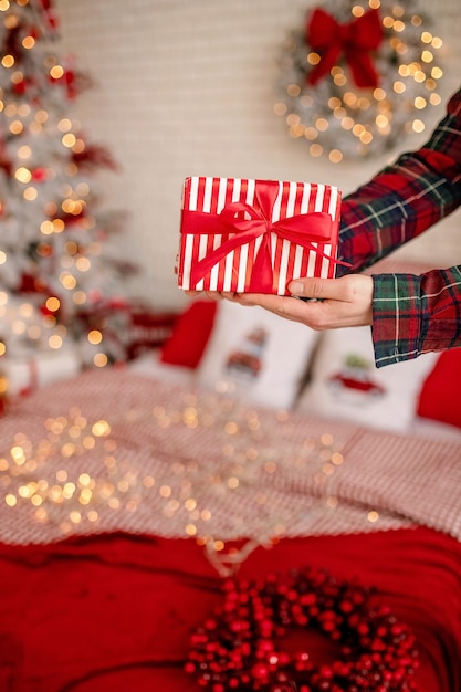 festlich verpackte Weihnachtsgeschenkbox