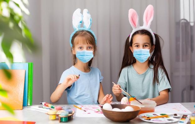 Festliche Atmosphäre. Lustige, lehrreiche Osteraktivität für Eltern und Kind. Mama, Mädchen spielen mit Ostereiern. Häschen feiern Ostern. Familie hält Osterfest, Messen sind abgesagt. Sonntag in Quarantäne.