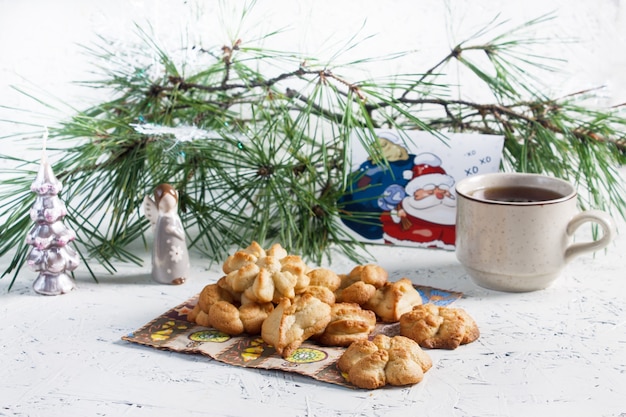 Festliche Backwaren. Weihnachtsgebäck und Tee