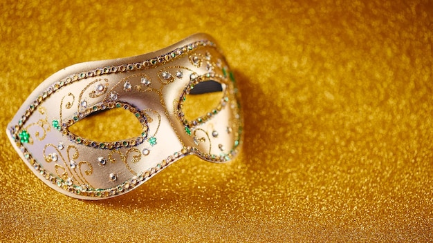 Festliche bunte Mardi Gras oder Karnevalsmaske und Perlen auf goldenem Hintergrund venezianische Masken feiern herein