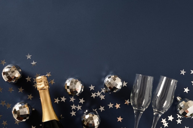 Festliche Champagnerweingläser des neuen Jahres auf Blau