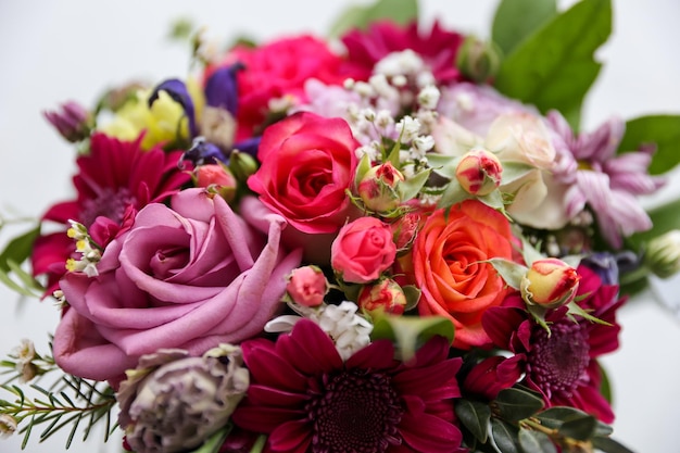 Festliche florale Blumenstrauß auf weißem Hintergrund Der Blick von oben Hintergrund für Grußkarteneinladung Soft-Fokus