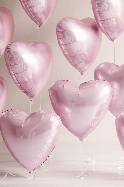 Festliche Fotozone mit rosafarbenen Heliumballonherzen zum Geburtstag und Valentinstag